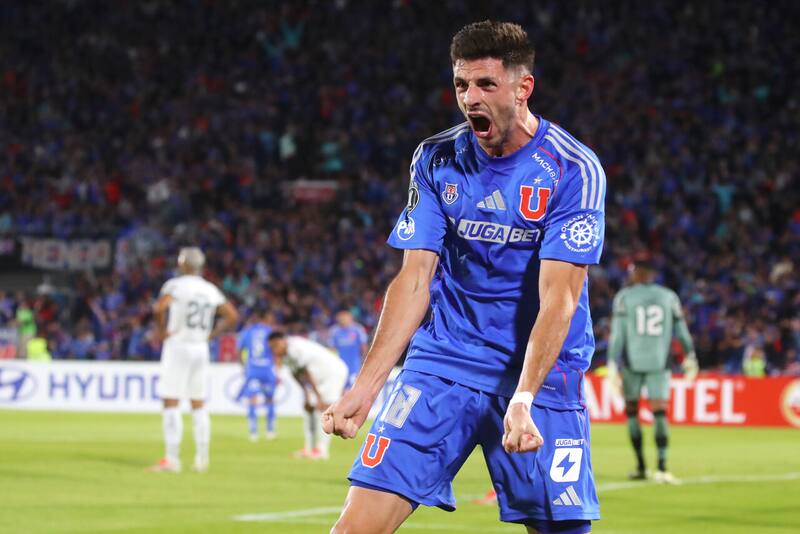 El delantero fue elegido el Héroe de la Semana tras su gol en la victoria de la U. de Chile sobre Botafogo. Foto: Aton.