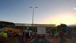 VIDEO | Camión lleno de frutas se vuelca en la Ruta 5 Sur