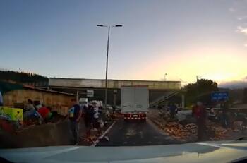 VIDEO | Camión lleno de frutas se vuelca en la Ruta 5 Sur