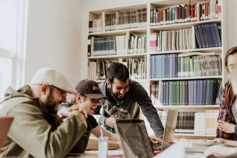 que tienen más vacantes y menos postulantes.