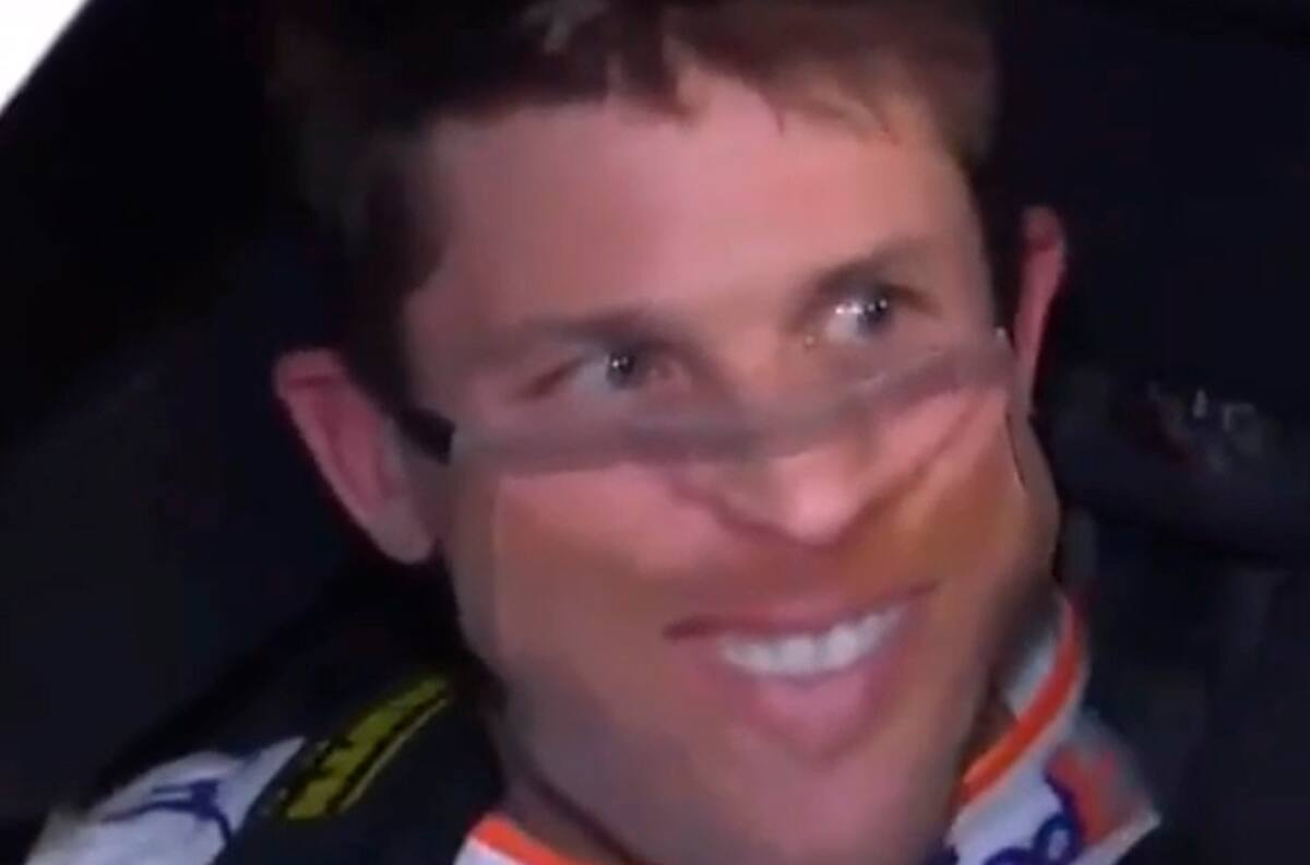 La mejor mascarilla no exis... Denny Hamlin ganó e hizo reír en el Nascar