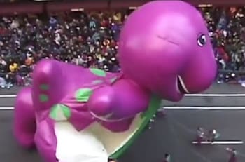 VIDEO | La "muerte" de Barney en un desfile en Estados Unidos se vuelve a hacer viral tras 25 años