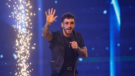 Así fueron los chistes sin filtro de Edo Caroe sobre Sebastián Piñera durante su presentación en el Festival de Viña 2025