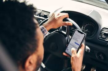 Ley No Chat: ¿De cuánto es la multa por conducir utilizando el celular?