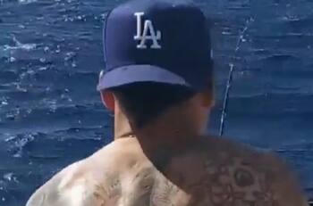 VIDEO | Tiene talento: Zlatan Ibrahimovic mostró que también sabe pescar