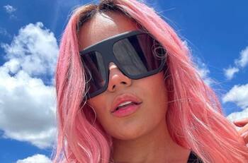 Karol G sacude las redes con nuevo look y se dice que hace referencia a Feid