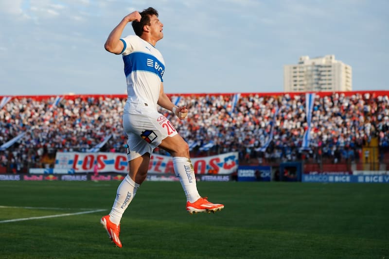 podría ser el sexto jugador nacional en partir directo desde el fútbol chileno a River Plate. (Foto: Aton)