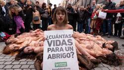 VIDEO | Protesta: Animalistas se desnudaron para pedir el cierre de las granjas peleteras en Madrid