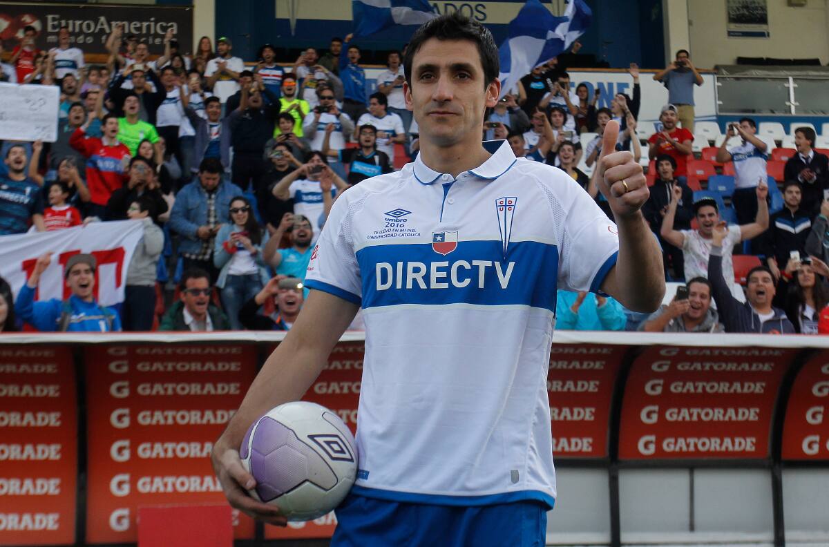 Celebrando al ídolo de la UC Milován Mirosevic en su cumpleaños número 40