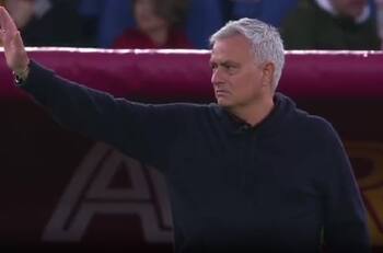 VIDEO | El admirable gesto de Mourinho ante los cánticos racistas de la hinchada de la Roma