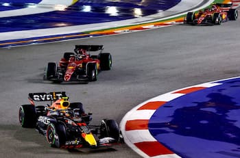 Checo Pérez consiguió su cuarta victoria en la Fórmula 1 en un caótico Gran Premio de Singapur