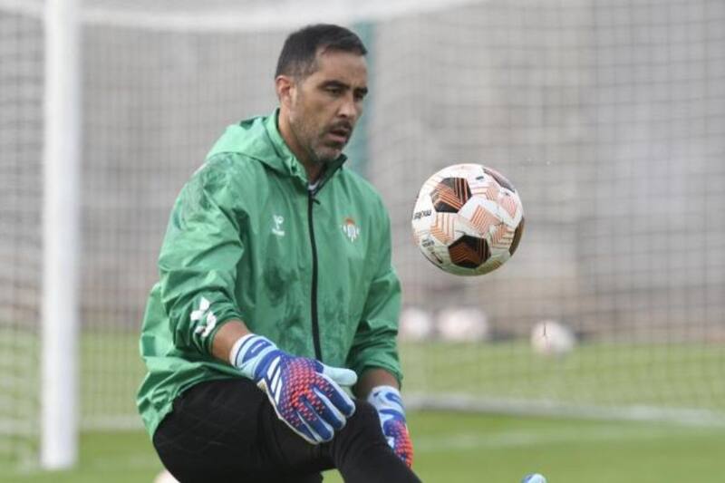 Claudio Bravo termina contrato con el Betis el próximo 30 de junio y suena en el León de México.