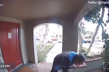 ¿Podría pasar en Chile? Descubren a repartidor de Amazon esparciendo saliva en un paquete