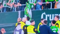 VIDEO | ¿Se acabó el amor? Antony casi se va a las manos con hinchas del Betis