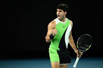 La lucha solo duró un set: Carlos Alcaraz se corona por primera vez en Australia ante un agotado Djokovic