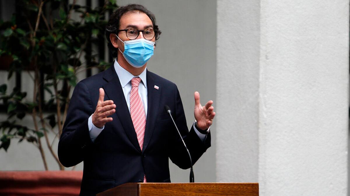 Funaron a ministro de Educación en visita a la Región del Biobío