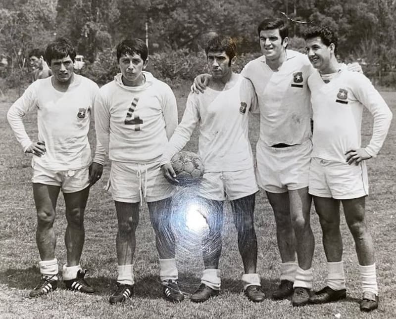 Pedro Araya, Francisco Chamaco Valdés, Reinoso, Rubén Marcos y Leonel Sánchez durante una concentración de la Roja.