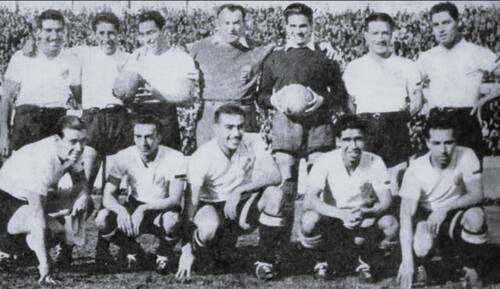 El estratega, de pie, al medio, fue el artífice de una campaña alba histórica: 17 partidos, 13 victorias y apenas 4 empates.