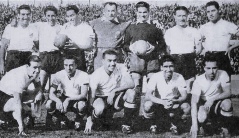 El estratega, de pie, al medio, fue el artífice de una campaña alba histórica: 17 partidos, 13 victorias y apenas 4 empates.