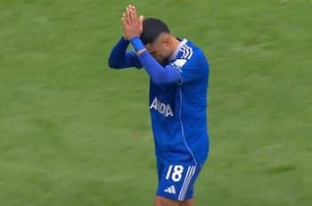 VIDEO | La absurda jugada que le costó la expulsión al chileno Rodrigo Ureña en Colombia