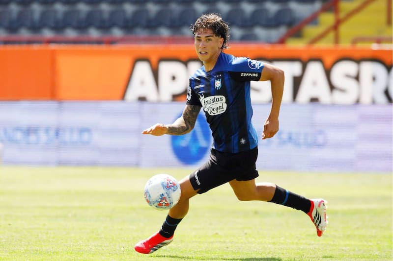 El futbolista de Huachipato parte a Argentina. Foto: Agencia Aton.