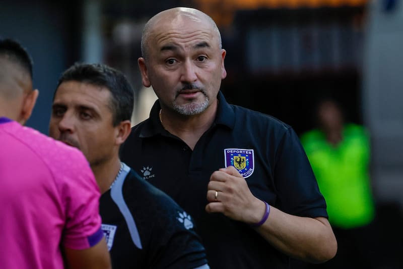 . El entrenador no va más en Deportes Concepción. Foto: Agencia Aton.
