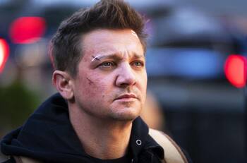 Jeremy Renner sorprendió y reapareció en público luego del accidente que lo dejó muy grave