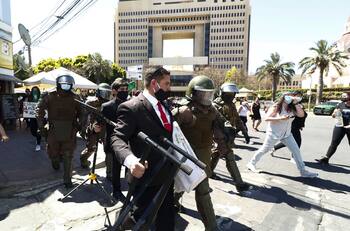Despenalización del aborto: Pastor Soto debió ser escoltado y retirado en las afueras del Congreso