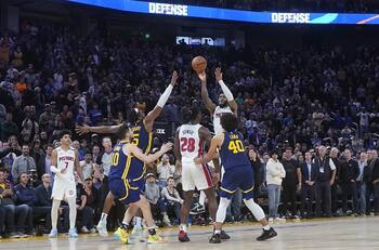 VIDEO| ¡Los dejó mudos! El triple sobre la chicharra de Detroit Pistons para sorprender al campeón de la NBA Golden State Warriors