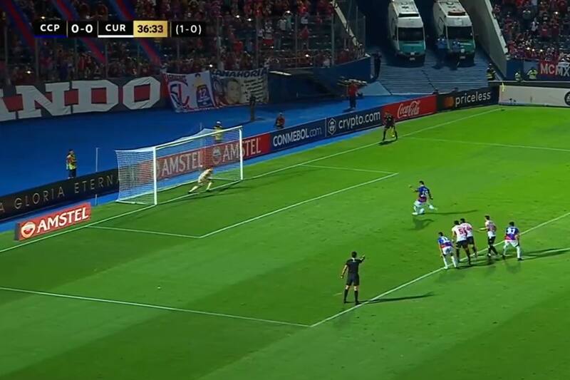 El delantero erró su penal ante Curicó Unido.