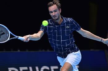 ¡Sorpresa! Daniil Medvedev venció a Novak Djokovic y se metió en las semis del ATP Finals