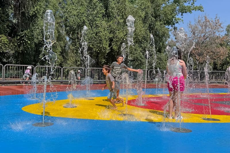 La cartelera de actividades para hacer en los próximos días incluye conciertos, fiestas, piscinas y juegos acuáticos para disfrutar en familia o con amigos. Créditos: Umatu.cl.