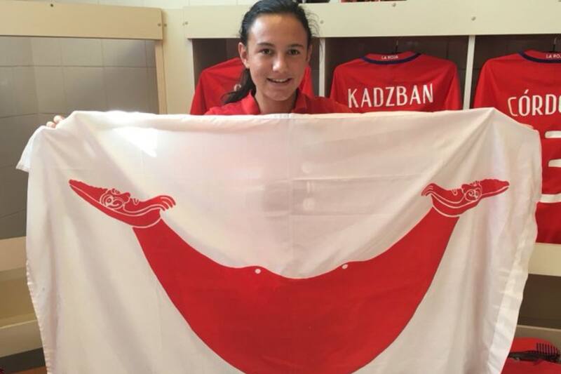 con una bandera de Rapa Nui, antes de jugar un partido por La Roja en 2018.