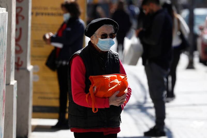 El Bono Invierno es uno de los bonos para adultos no postulable y de pago anual. Créditos: ATON