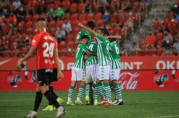 Real Betis venció por 2 a 0 al Ferencváros y clasificó a segunda ronda con Claudio Bravo lesionado