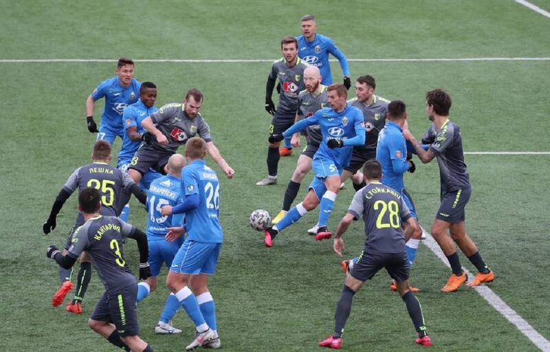 Minsk (Belarus), 21/03/2020.- Players in action during the Belarusian Premier League soccer match between Isloch and Neman Grodno in Minsk, Belarus, 21 March 2020. Belarus didn't suspend soccer games, as most of European countries due to the coronavirus COVID19 pandemic. Belarus plans to hold all soccer matches, as scheduled, local media reports. (Bielorrusia) EFE/EPA/TATYANA ZENKOVICH