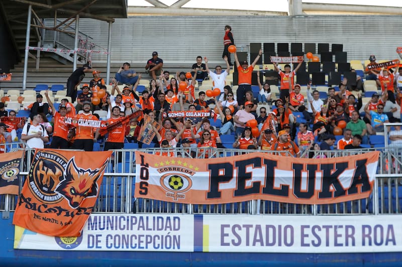 La barra loína se hizo presente en el duelo de ida ante Deportes Concepción. Foto: Agencia ATON.