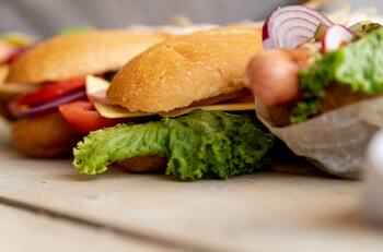 Popular cadena de sándwiches muy presente en Chile confirma cierre de más de 600 locales