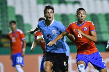 “Chileno” Tomás Avilés jugará con Messi y Racing busca a zaguero de La Roja para reemplazarlo