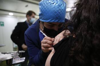 OMS llama a suspender las Navidad y fiesta de Año Nuevo por posibles brotes de variante Ómicron