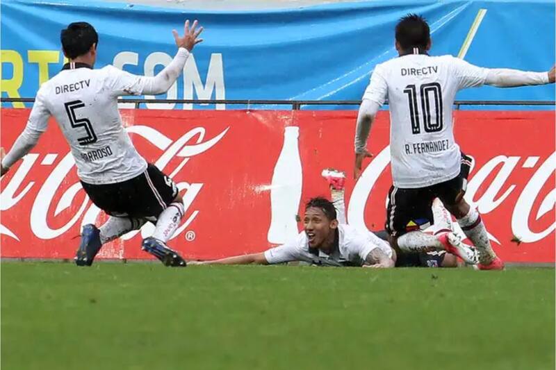 en sus años en Colo Colo, celebrando un gol junto a Julio Barroso y Ramón Fernández. Foto: Photosport.