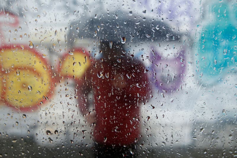 La lluvia llegará con menor potencia a Santiago el sábado.