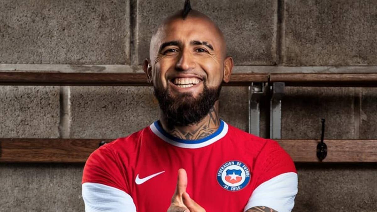 ¿Qué opinan? Estrellas de La Roja presentan la nueva camiseta de la Selección