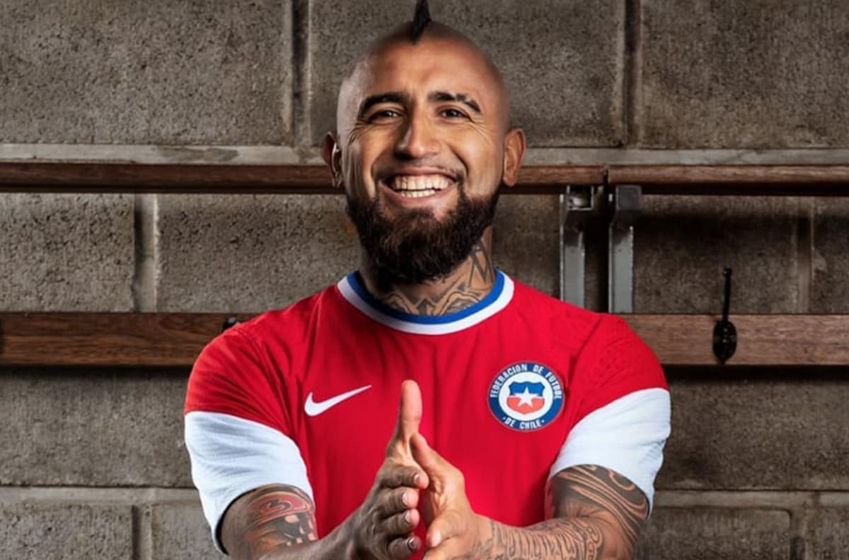 ¿Qué opinan? Estrellas de La Roja presentan la nueva camiseta de la Selección