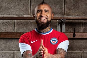 ¿Qué opinan? Estrellas de La Roja presentan la nueva camiseta de la Selección