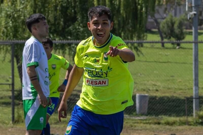 , goleador de Deportes Colina. Foto: Felipe Escobedo