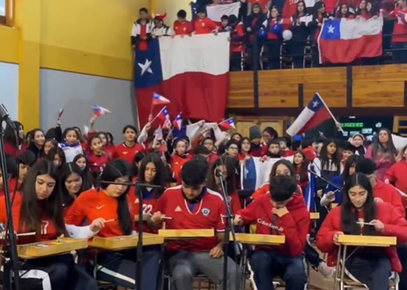 debuta contra Perú y recibió el afecto de los hinchas.