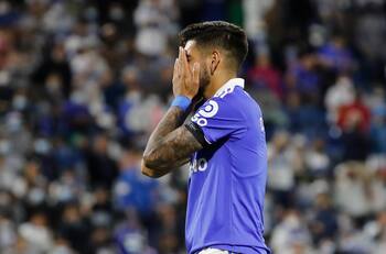 José Carrasco vive una pesadilla tras dejar la U: hinchas de Blooming agredieron a sus jugadores y vandalizaron sus vehículos