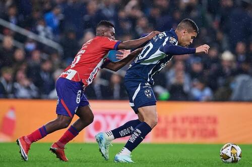 se acerca lentamente al Estadio Monumental.