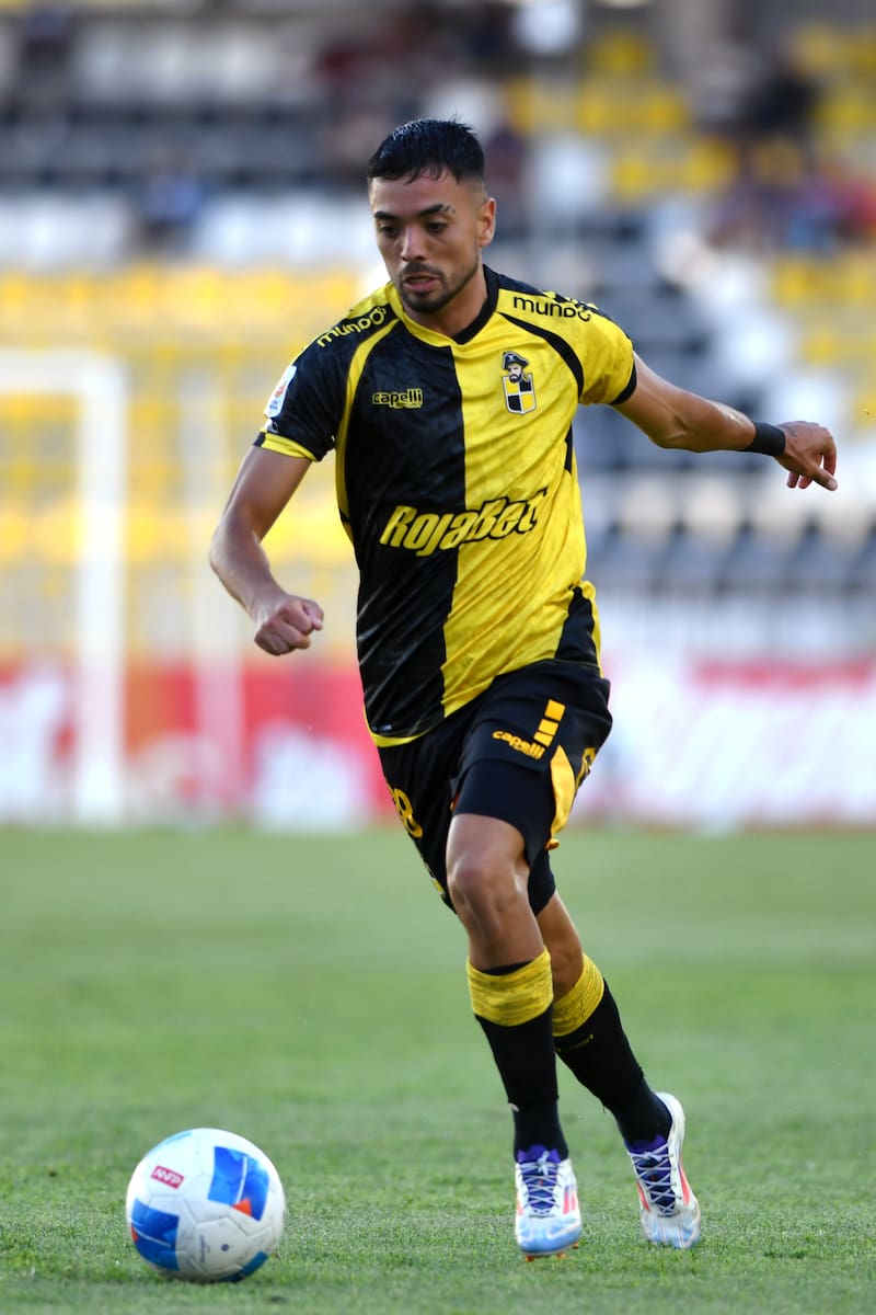 El lateral izquierdo se perderá toda la primera rueda por lesión. Foto: Alejandro Pizarro Ubilla/Photosport